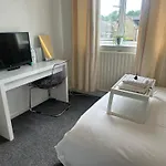 홈스테이 Fairy Dell 24-7 Check In, Cozy Lockable Rooms, Tv, Tea Tray With Choccies, Free Wifi And Parking, Coa, Are Welcome 브래드퍼드