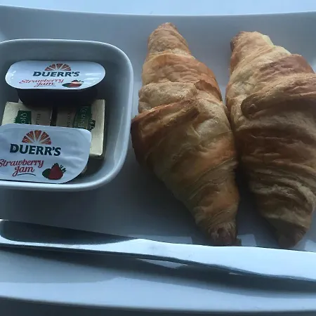 Kwatera prywatna Fairy Dell - 247 Check In Boutique With Cozy Lockable Rooms, Tv, Tea Tray With Choccies, Free Wifi And Parking, Coa, Are Welcome *