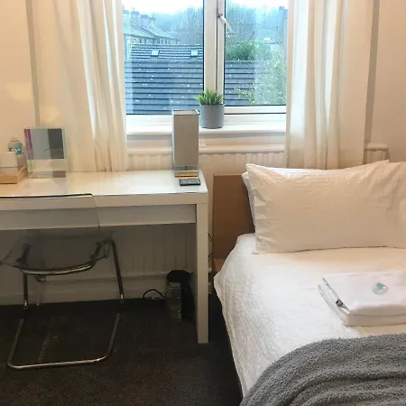 Fairy Dell Guesthouse, With Cozy Lockable Rooms, Tv, Tea Tray With Choccies, Free Wifi And Parking, 24hr Check In, Coa, Are Welcome