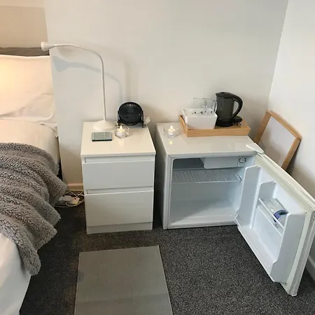 Fairy Dell Guesthouse, With Cozy Lockable Rooms, Tv, Tea Tray With Choccies, Free Wifi And Parking, 24hr Check In, Coa, Are Welcome *