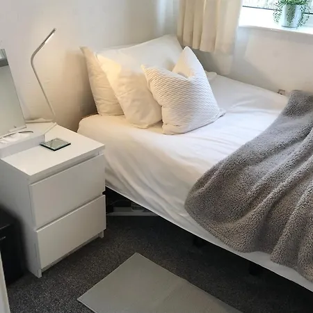 Fairy Dell Guesthouse, With Cozy Lockable Rooms, Tv, Tea Tray With Choccies, Free Wifi And Parking, 24hr Check In, Coa, Are Welcome בראדפורד