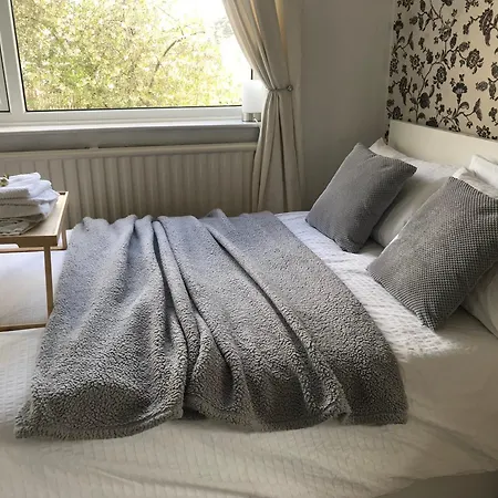 Fairy Dell Guesthouse, With Cozy Lockable Rooms, Tv, Tea Tray With Choccies, Free Wifi And Parking, 24hr Check In, Coa, Are Welcome * Bradford (West Yorkshire)