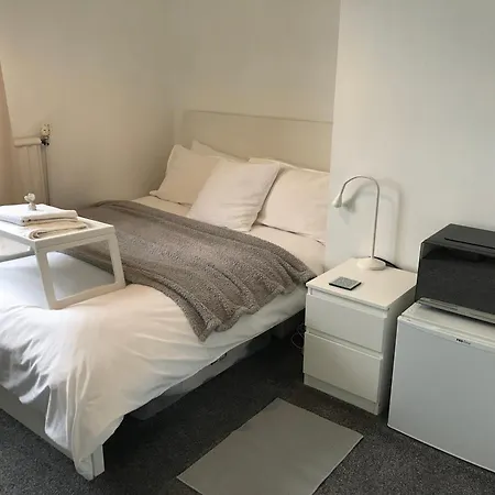 Fairy Dell - 247 Check In Boutique With Cozy Lockable Rooms, Tv, Tea Tray With Choccies, Free Wifi And Parking, Coa, Are Welcome * 브래드퍼드