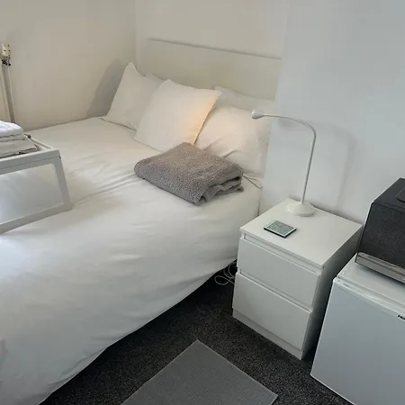 Homestay Fairy Dell Guesthouse, With Cozy Lockable Rooms, Tv, Tea Tray With Choccies, Free Wifi And Parking, 24hr Check In, Coa, Are Welcome *