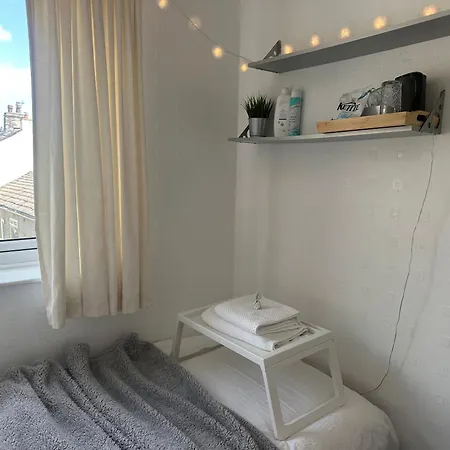 Fairy Dell Guesthouse, With Cozy Lockable Rooms, Tv, Tea Tray With Choccies, Free Wifi And Parking, 24hr Check In, Coa, Are Welcome Homestay Bradford (West Yorkshire)