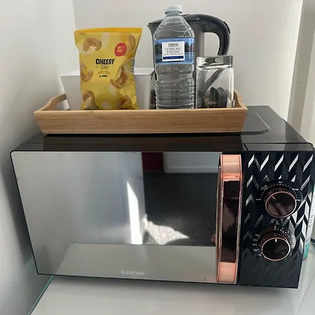 Fairy Dell Guesthouse, With Cozy Lockable Rooms, Tv, Tea Tray With Choccies, Free Wifi And Parking, 24hr Check In, Coa, Are Welcome Homestay Bradford (West Yorkshire)