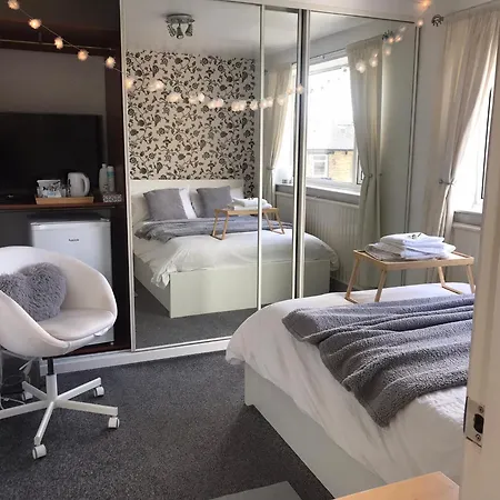 Fairy Dell Guesthouse, With Cozy Lockable Rooms, Tv, Tea Tray With Choccies, Free Wifi And Parking, 24hr Check In, Coa, Are Welcome