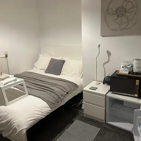 Fairy Dell 24-7 Check In, Cozy Lockable Rooms, Tv, Tea Tray With Choccies, Cooling Fans, Free Wifi And Parking, Coa, Are Welcome Habitación en casa particular Bradford (West Yorkshire)